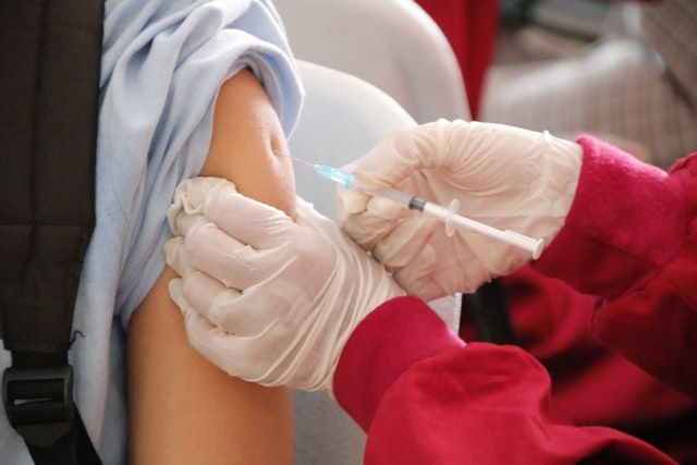 Áustria suspende lei de vacinação obrigatória